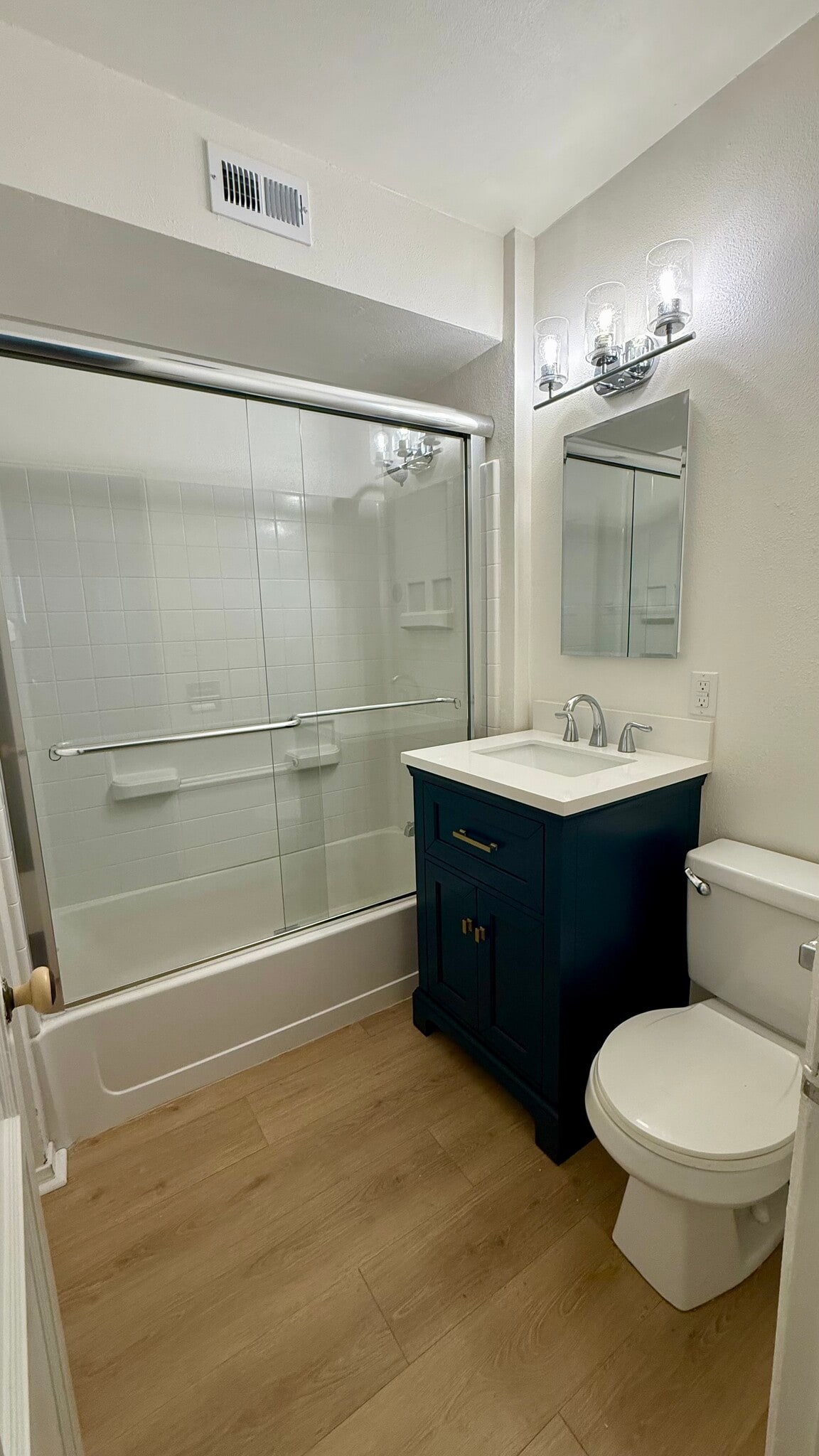 Shared bathroom - 935 Sapphire St