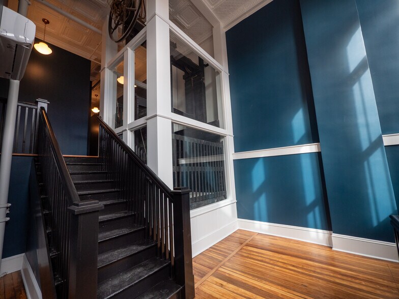 Building Photo - 121 N Main St