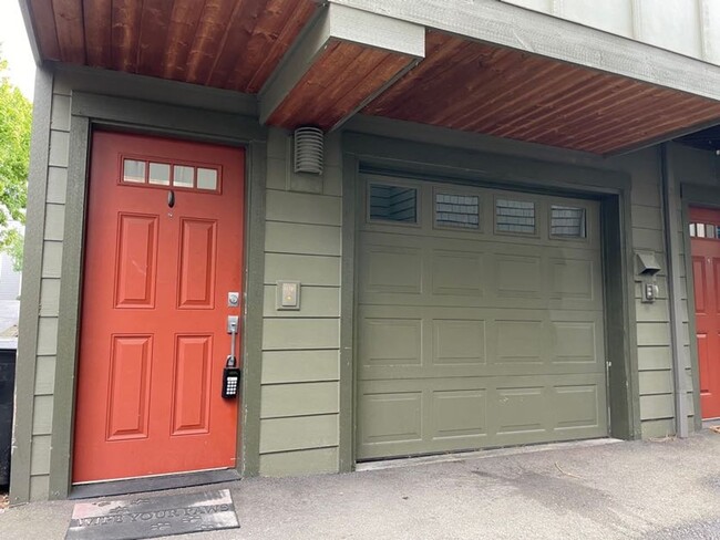 Building Photo - Light and Bright Greenwood Townhouse