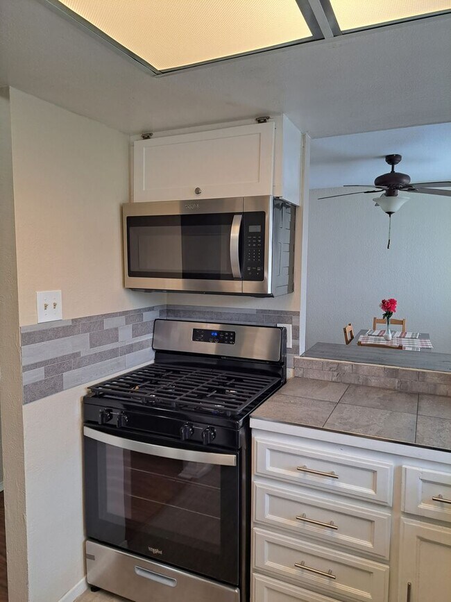 Building Photo - 1835 Carmona Ave