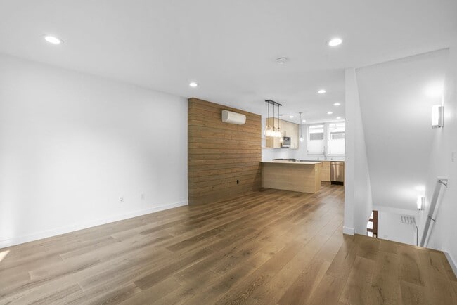 Building Photo - Modern Beacon Hill Townhouse Available for Rent!