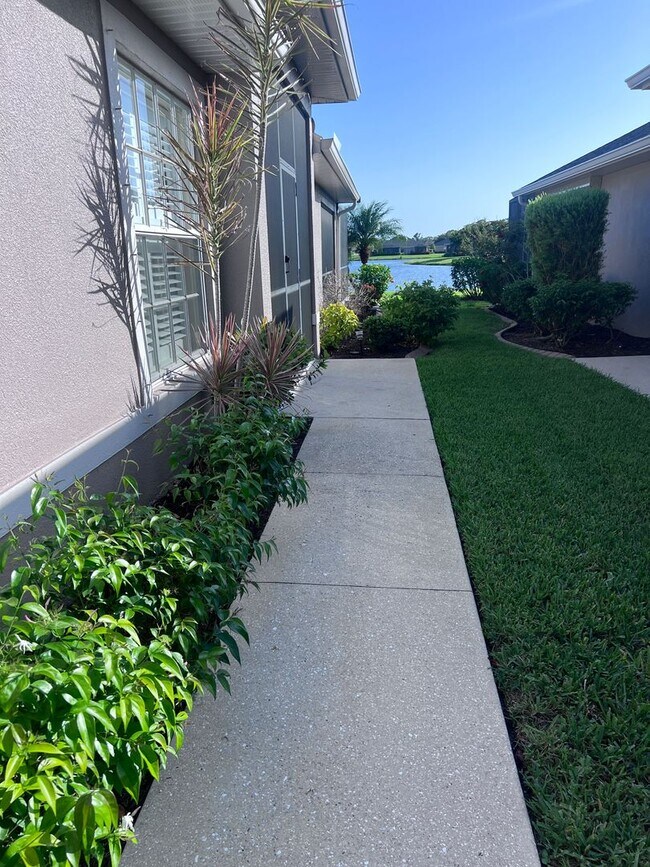 Building Photo - Sable Trace 3BR/2BT Lakefront Villa