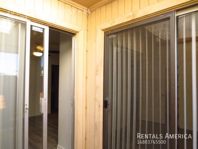 Building Photo - 2 Master Bedrooms in Fully Remodeled, Sing...