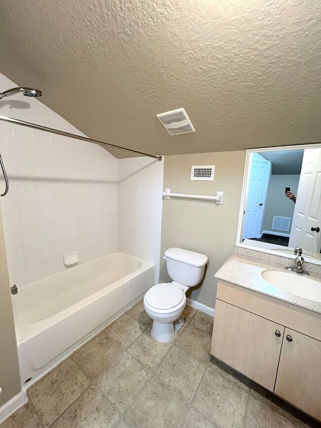 Building Photo - Huge 4 Bed 3 Bath 2 Car Townhome w FENCED YARD  for Rent!