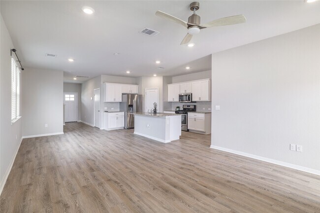 Building Photo - 445 Shiner Ln