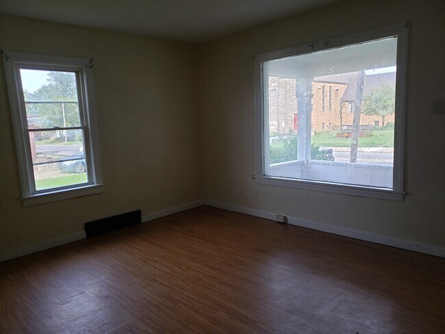 Building Photo - 702 Stambaugh Ave