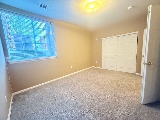 Building Photo - $O DEPOSIT OPTION. SPACIOUS 3-BEDROOM TOWNHOUSE IN KENSINGTON TOWNHOMES