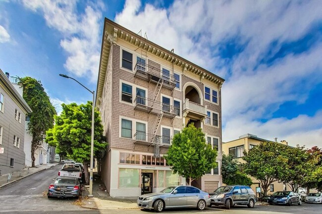 Building Photo - Spacious 1BD/1BA with Hardwood Floors