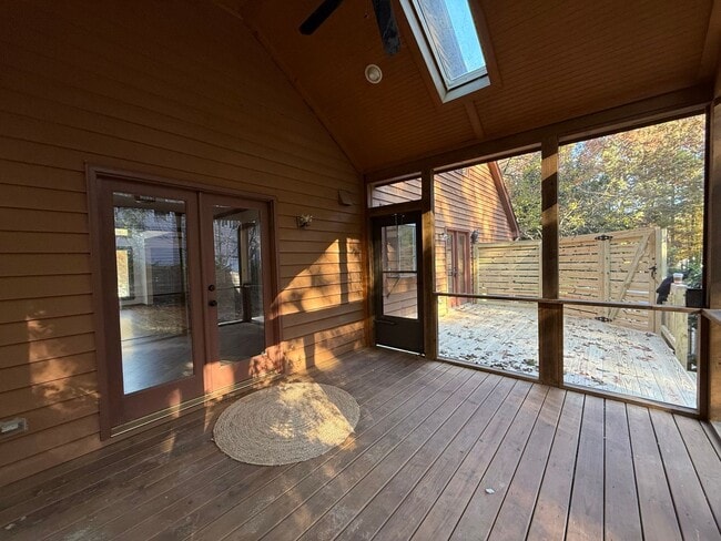 Building Photo - Charming 3BD, 2BA North Raleigh Home in Pr...