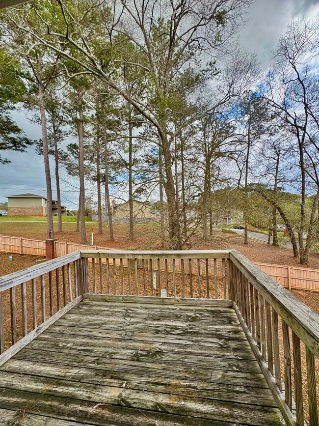 Building Photo - Available NOW -104 PIneridge