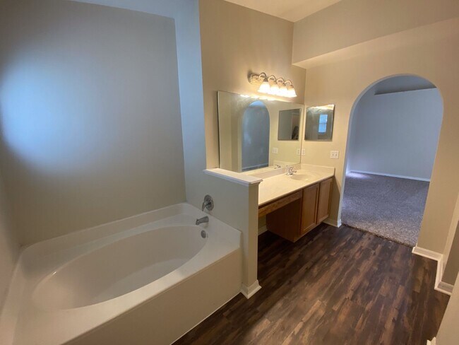 Building Photo - Beautiful Westside 3 Bedroom Home in Overland Park