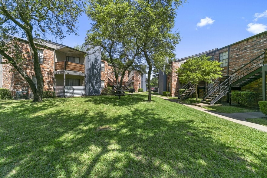 Courtyard - Creekside on the Green