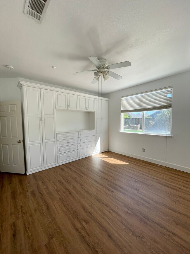 Building Photo - 557 Canyon Meadows Dr