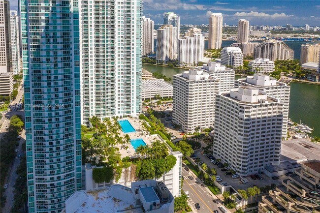 Building Photo - 950 Brickell Bay Dr