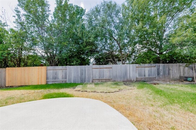 Building Photo - 15220 Fernhill Dr