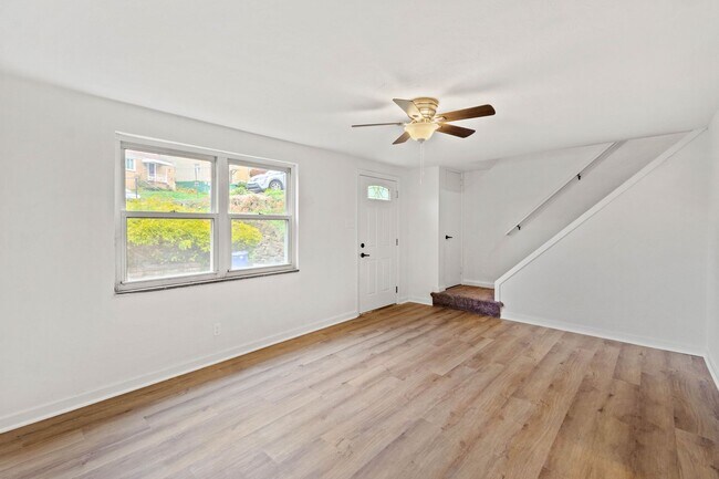Building Photo - AVAILABLE OCT 1ST!! GORGEOUS 2 BEDROOM HOU...