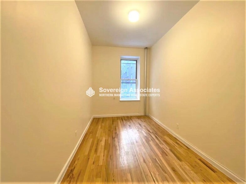 Building Photo - 515 W 111th St