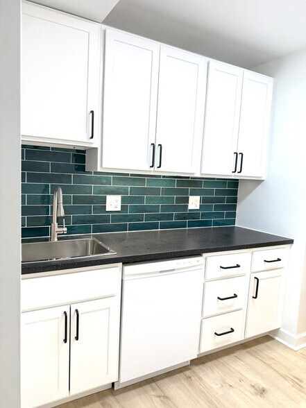 Building Photo - 8800 Plymouth St