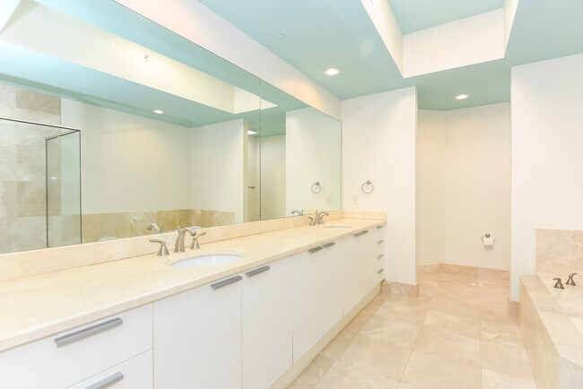 Building Photo - 231 Riverside Dr