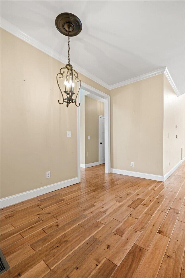 Building Photo - 200 Crooked Creek Dr