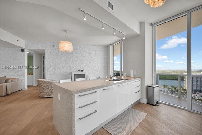 Building Photo - 15901 Collins Ave