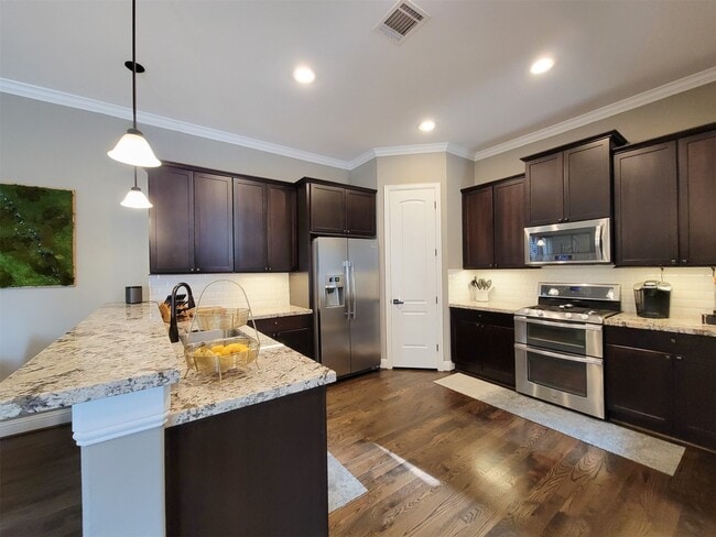 Building Photo - 925 W 19th St