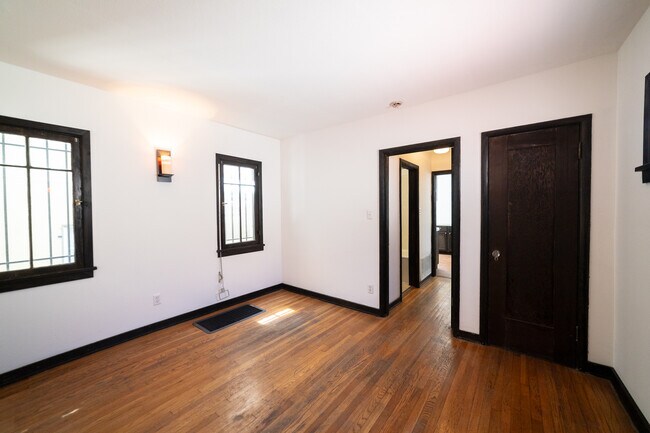 Building Photo - 836 Silverlake Blvd-