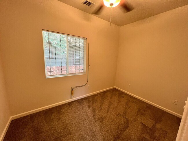 Building Photo - Beautiful 3 bedroom, 1 bathroom home locat...