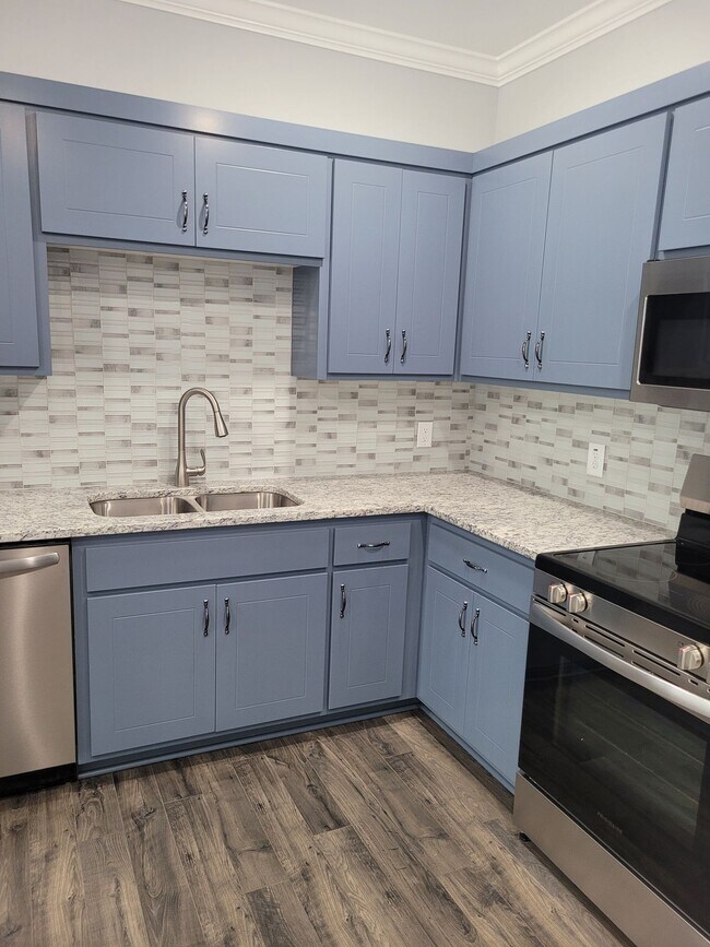 Building Photo - 2 Bedroom, 2.5 Bath Modern Duplex - Walkin...