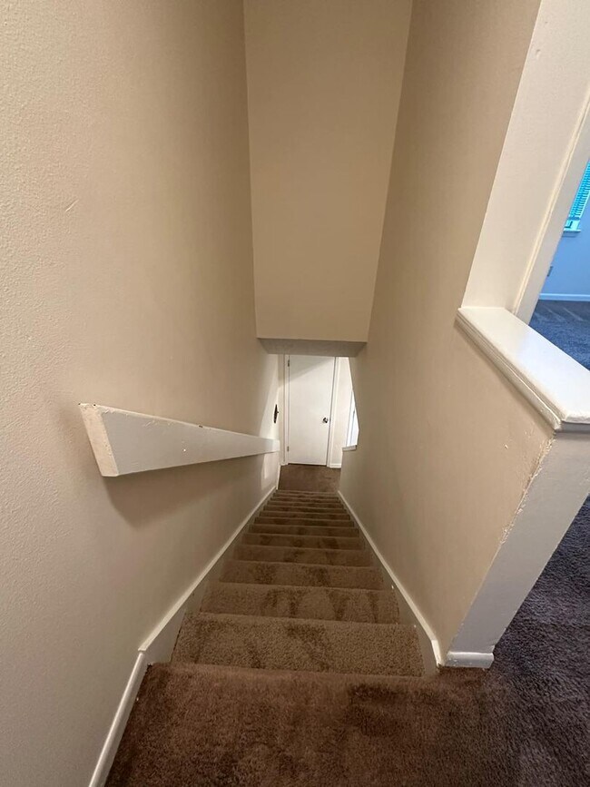 Building Photo - 2 Bed Townhouse in Central Pensacola