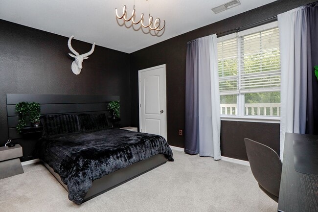 Building Photo - Riverside  Condo-RARE-Ready Jan 26