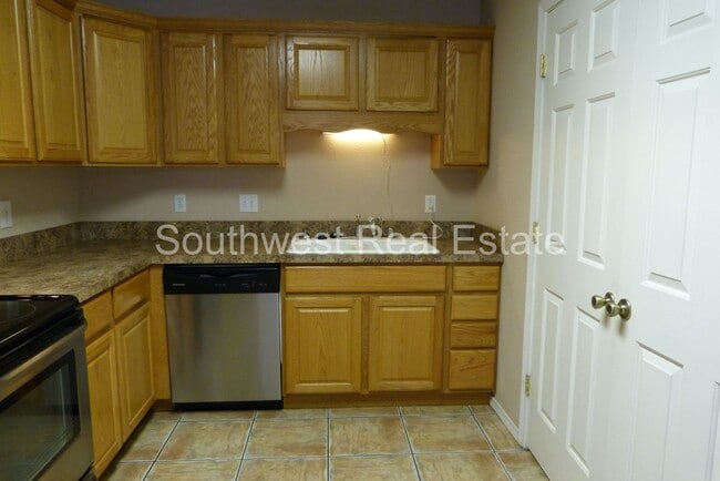 Building Photo - 2 bedroom 2 bath home.