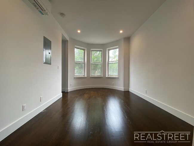 Building Photo - Stunning FLOOR THRU in Ridgewood Townhouse...