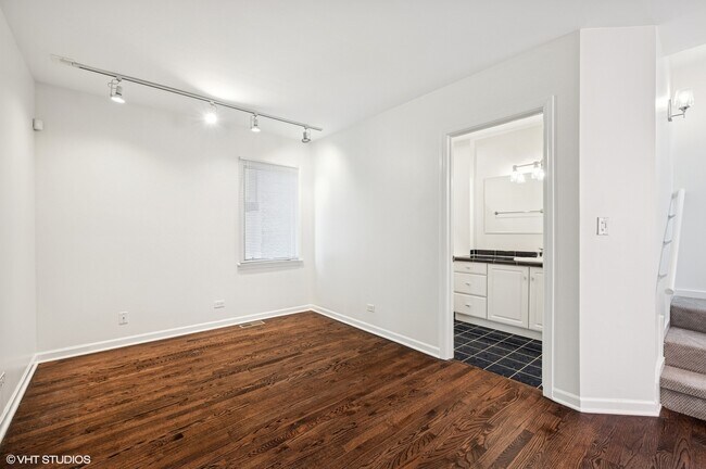Building Photo - 636 W Schubert Ave
