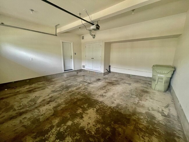 Building Photo - Well Appointed, Open Floor Plan 3-bedroom, 2.5-bathroom home in Beaverton