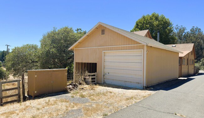 Building Photo - 402 Ormsby Ln