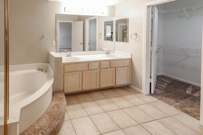 Building Photo - Single Story Northwest 3 Bedroom Pool Home