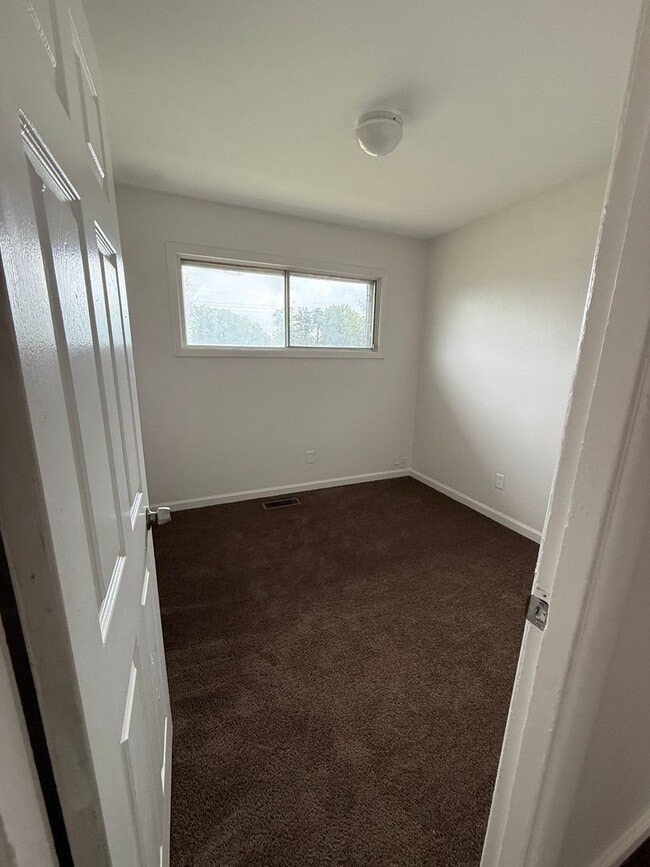 Building Photo - LIMITED TIME**NO APPLICATION FEE**1/2 OFF DEPOSIT**