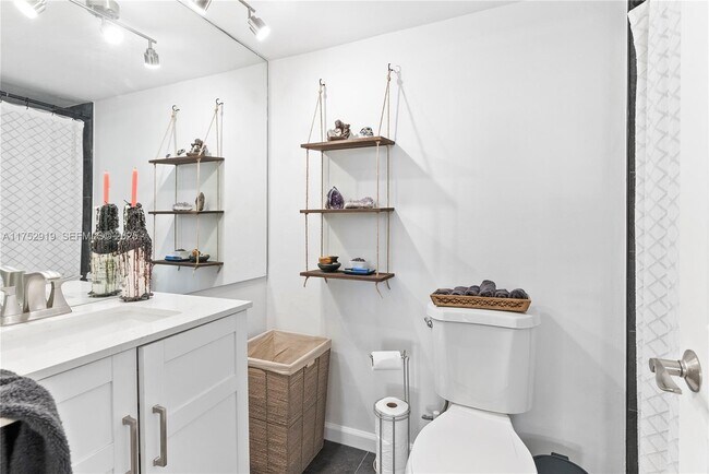 Building Photo - 6770 Indian Creek Dr