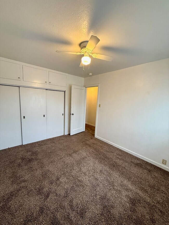Building Photo - 462 S Shasta St