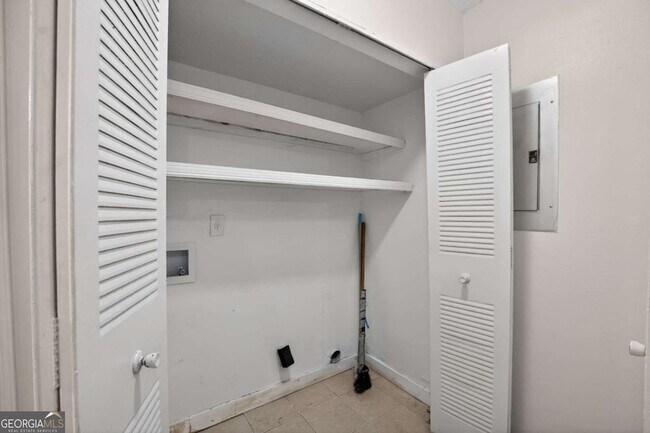 Building Photo - 6071 Regent Manor