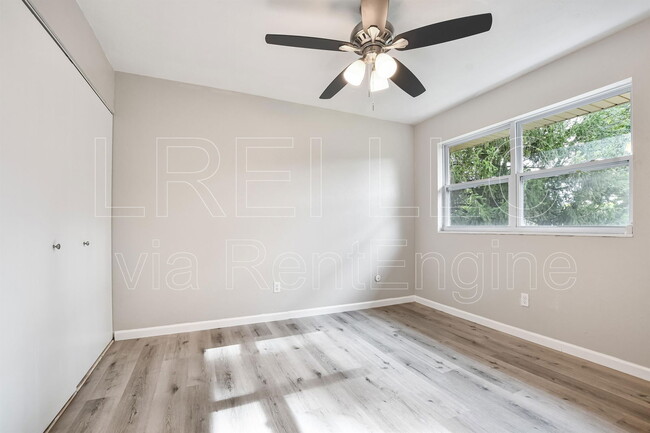 Building Photo - 1202 E Walford Dr