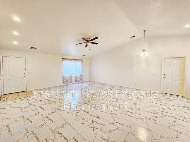 Building Photo - 600 San Lorenzo St