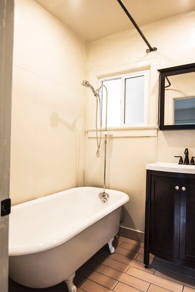 Building Photo - 950 1/2 North Hayworth Avenue