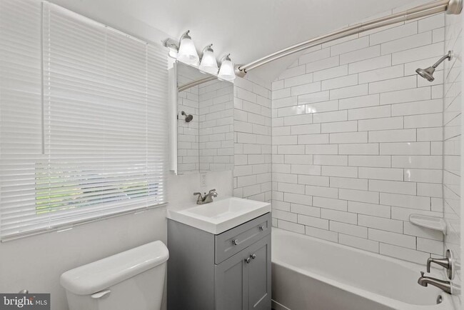 Building Photo - 4816 Woodlawn Dr
