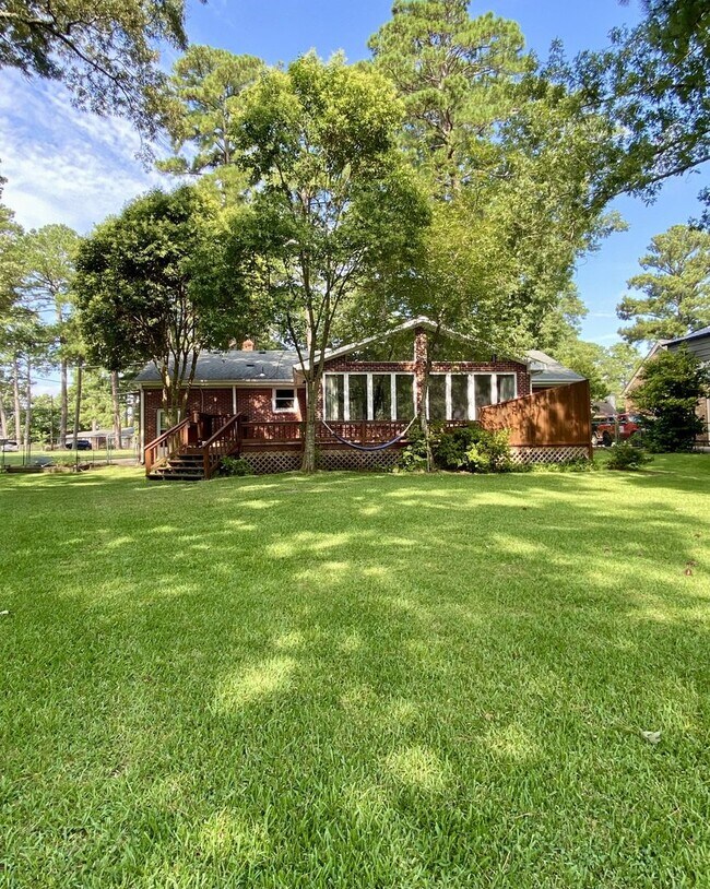 Building Photo - Beautiful Elizabeth River Home