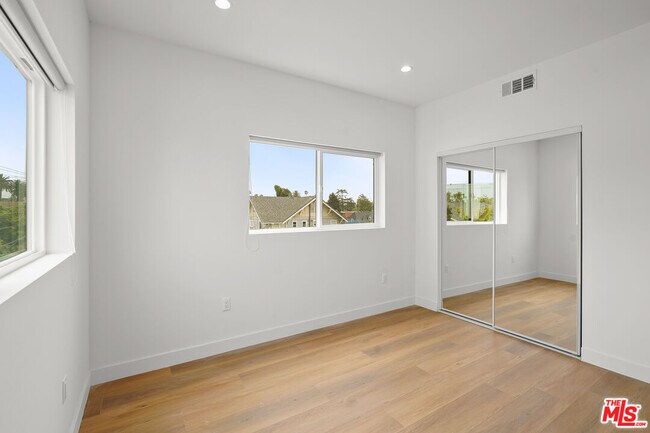 Building Photo - 4527 W 17th St