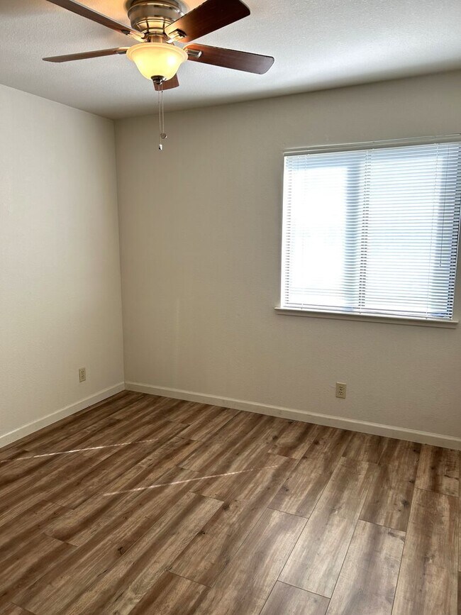 Building Photo - 4 bed/ 2 bath home between The Avenues and Amber Grove