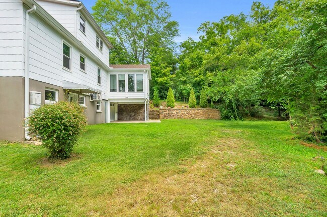 Building Photo - Easy Living in Red Bank!