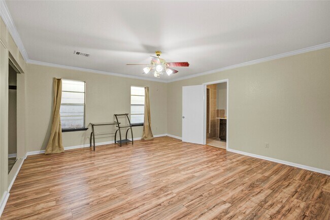 Building Photo - 8565 Ridgepoint Dr